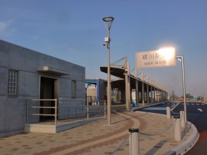 綾川駅（琴平電鉄）と綾川駅バス停（綾川町町営バス）