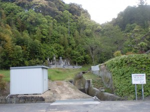 笠形山登山道入口（中通側）を正面から見る