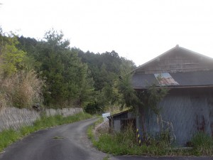 まんのう町の雨島集落の最奥部の廃屋前