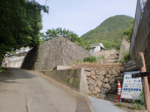飯野山の飯山町登山口側の登山道入口