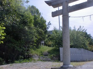 黒岩天満宮入口の鳥居左側の城山・郷師山登山道入口