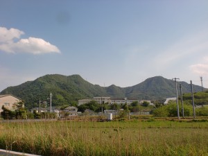 ＪＲ海岸寺駅付近から見る天霧山（天霧城跡・左）と弥谷山（右）