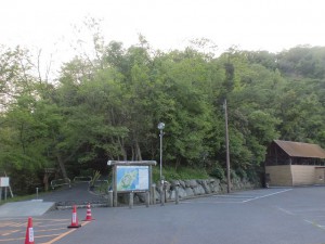 紫雲出山の山頂駐車場にある山頂への遊歩道入口