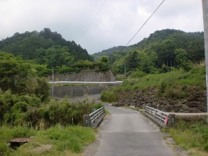 丹波バス停から弘法大師の網掛け石に行く途中にある橋