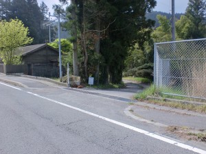 国道33号線沿いの三坂峠バス停近くにある黒森山への入口