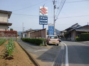 菅田下町バス停そばの脇道に入るところ