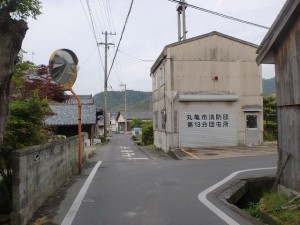 羽間駅から西長尾城跡い行く途中にある消防団の倉庫前