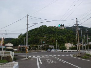 羽間駅から西長尾城跡い行く途中にある消防団の倉庫の先の交差点