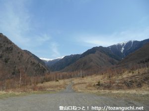 木曽駒ヶ岳の福島Ｂコースの登山道入口となるコガラ登山口から見る中央アルプスの山並み