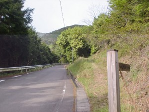 随神門の入口（大川山キャンプ場に行く途中の林道沿い）の画像