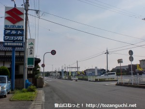 塚原バス停南側の右田小学校への入口Ｔ字路
