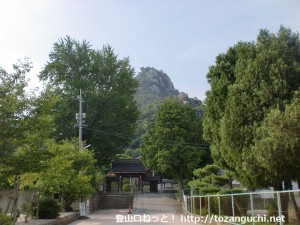 天徳寺参道から見る天徳寺の山門と右田ヶ岳