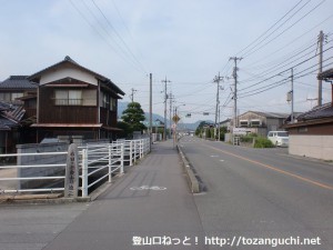 塚原バス停の北側にある右田ヶ岳登山口への入口Ｔ字路