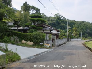 塚原バス停の北側にある右田ヶ岳登山口の手前の坂道の入口