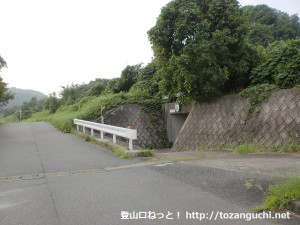 下敷山バス停の北側の高速の手前の辻を左折した先にある函渠前地点