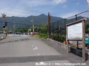 琴石山の案内板の立てられている柳井港駅東側の踏切前