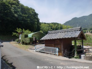 柳井港駅から愛宕神社跡参道入口に行く途中にある水車小屋の休憩所