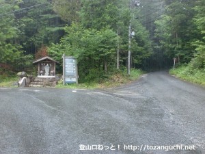 上松駅から木曽駒ケ岳の上松Ａコース・上松Ｂコース登山口に行く途中にある分岐地点