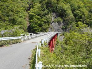 易老渡・便ヶ島に向かう林道の途中にある赤い橋
