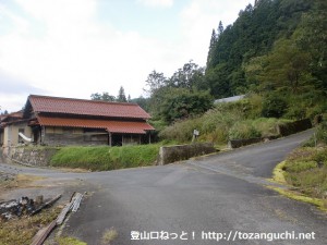 寂地峡の宇佐神社の先の分岐（木目の滝の林道入口）