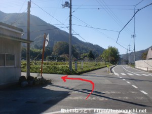 神姫バスの十倉バス停横のＴ字路