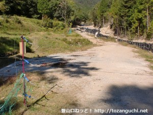 大船山の登山口に行く林道の入口-とげ^