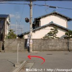 阪急山本駅北口から住宅街に入ってすぐの分岐を右に進んだ先のＴ字路