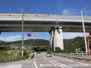 武田尾廃線跡のＪＲ生瀬駅側の入口手前の高速道路の高架下あたり
