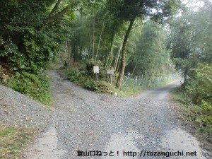 県道31号線から花尾山登山口にいく途中の林道分岐