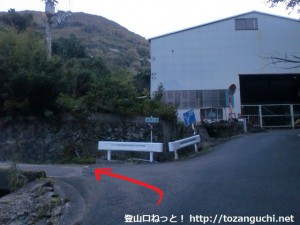 熊野古道の山口王子跡の少し上で左の農道に入る