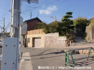 堂ノ下バス停（神戸市バス）のすぐそばの路地に入るところ