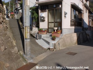 堂ノ下バス停（神戸市バス）のすぐそばの路地に入った先でさらに細い路地に入るところ