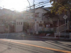 鷹取団地バス停前の「高取神社登拝口」と書かれた標柱が立てられているところ