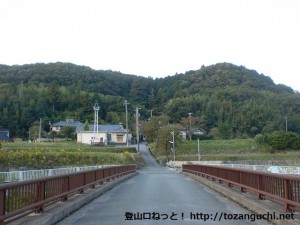 丹生山の町石道（旧参道）入口手前の橋を渡るところ