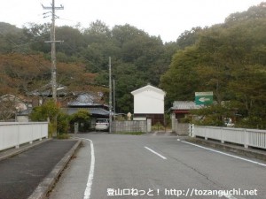 丹生山の義経道登山道入口手前の橋を渡るところ