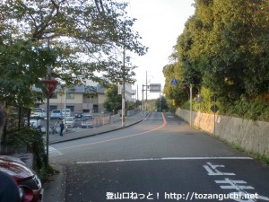 神戸電鉄緑が丘駅前のＴ字路に入った先で広めの車道に出たところ