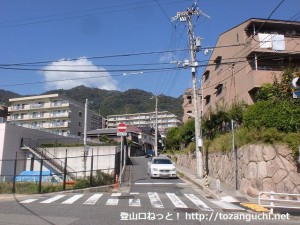 神戸市立上野中学校横のローソン前から摩耶山の登山口方面に上るところ