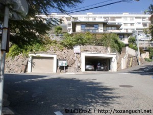 神戸市灘区の護国神社そばの交番前から坂を上がったところの右カーブ地点の先の分岐