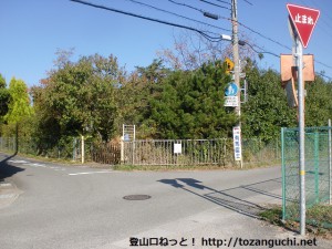 成谷口バス停そばのＴ字路に入って西に歩いたところにある四辻