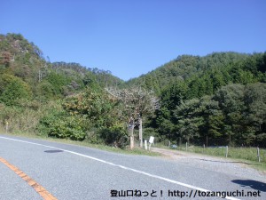 県道12号線から弥十郎ヶ岳の竹谷コースへの林道に入るところ