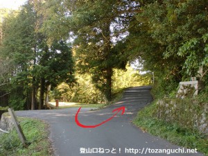 三草山の登山口となる才ノ神峠に向かう林道の入口（反対側から）