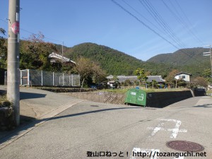 妙見口駅北側の高代寺参道の入口Ｔ字路を左に入って坂を上ったところの分岐