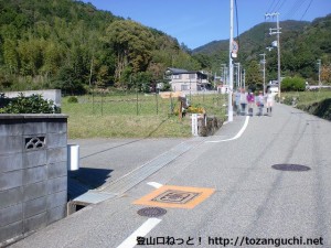 妙見口駅から８００ｍほど北に歩いたところにある吉川八幡神社の入口Ｔ字路