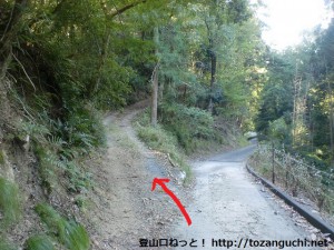 吉川峠から少し坂を下ったところにある青貝山の登山道入口