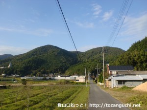 歌垣山登山口のすぐ北側にある分岐を左に進んだあとの車道から見る釈迦ヶ岳と小和田山