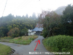 鴻応山の牧登山口手前の民家前で左に入りすが先の分岐を右に進むところ
