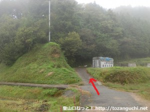 阪急バスの平野バス停横の橋を渡った先の分岐