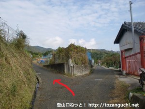 勝尾寺の旧参道（外院尾根）の入口手前の分岐地点