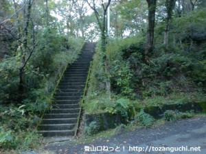 塩尾寺の手前の林道のわきにある石段の近道