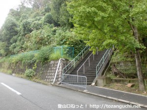 阿武山古墳に行く途中の住宅街の階段